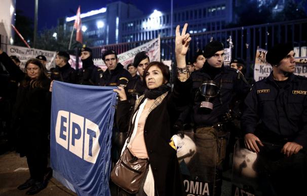 Nueve meses después del fin de la TV pública griega, la plantilla resiste