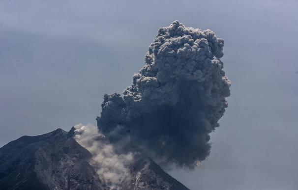 Alerta máxima en Indonesia por la erupción de tres volcanes