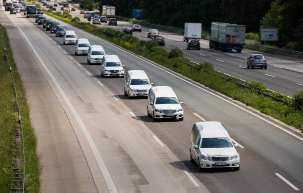 Los féretros de los fallecidos en el accidente de Germanwings, transportados por una autopista de Dusseldorf