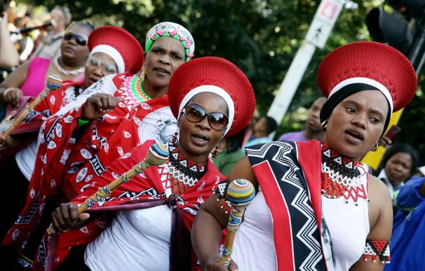 Un grupo de mujeres de Zimbabue celebra el Día de África