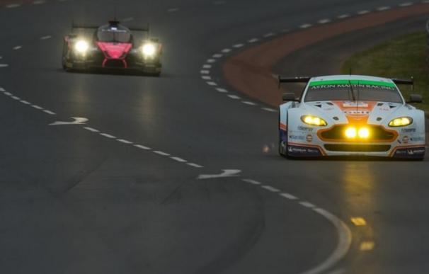 Audi y Porsche mantienen un mano a mano en Le Mans con la llegada de la medianoche