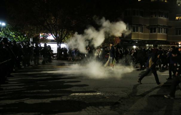 La policía lanza gases lacrimógenos contra los manifestantes el pasado sábado en Berkeley, California