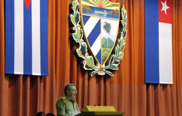 Raúl Castro desea a Hugo Chávez que "salga fortalecido de esta nueva prueba"