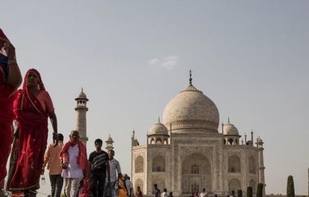 La India da marcha atrás tras recomendar a turistas no llevar falda