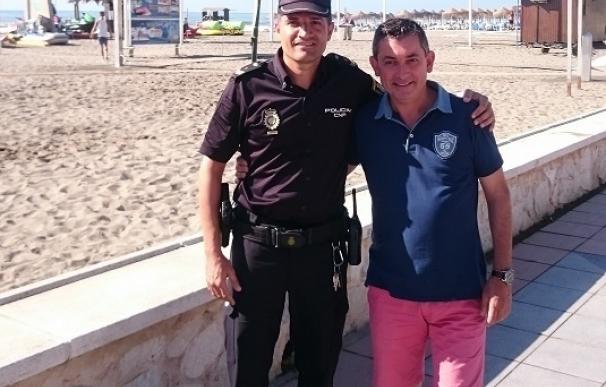 Un agente de la Policía Nacional rescata a un bañista a punto de ahogarse en la playa de Los Álamos
