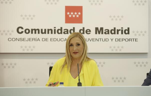 Cifuentes dice que Madrid no tiene el problema de saturación turística de Barcelona y no pondrá trabas ni tasas