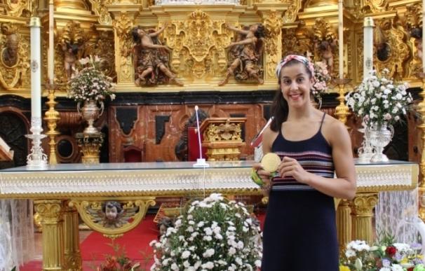 Carolina Marín visita a la Virgen del Rocío