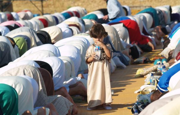 Los musulmanes de Ceuta terminan el Ramadán rezando por Gaza y contra el "extremismo" religioso