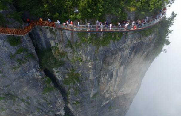 El puente está suspendido del punto más alto del gran cañón de Zhangjiajie, en el Parque Forestal Nacional Zhangjiajie.