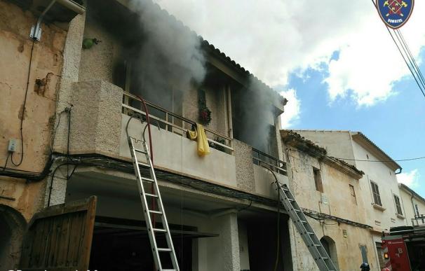Los bomberos sofocan un incendio en una vivienda en Muro