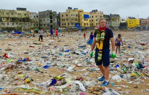 Naciones Unidas emprende en Bombay la mayor operacion de limpieza de playas de la historia