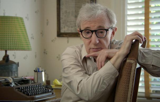 Woody Allen, junto a la máquina de escribir Olympia que le sirve para escribir sus guiones
