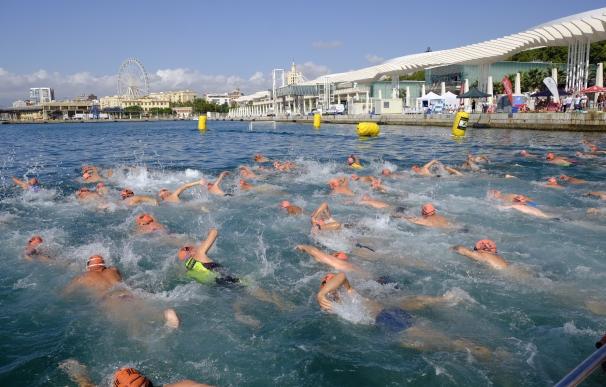 Más de 500 deportistas completan la 57 Travesía a Nado del puerto