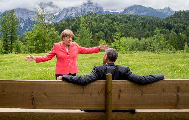 Angela Merkel y Barack Obama charlan durante un descanso de la cumbre de G7