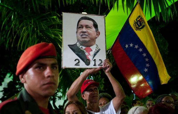El Gobierno de Venezuela insiste en la recuperación de Chávez, que ya "da instrucciones"
