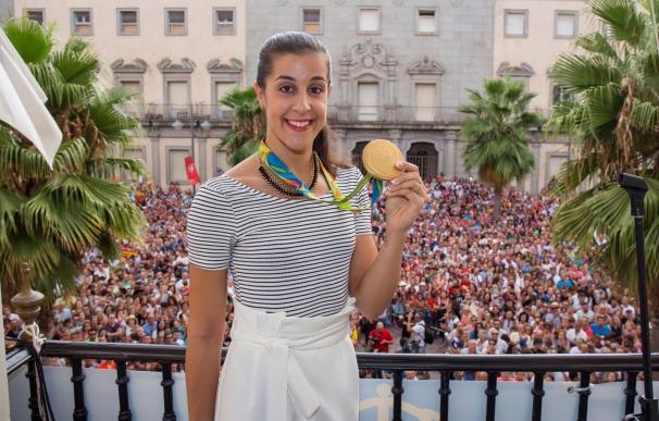 Carolina Marín recibe el cariño de miles de personas en Huelva y se "emociona" con la salve rociera