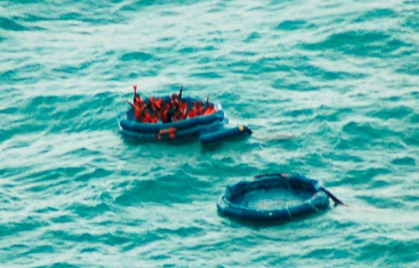 Equipos de rescate buscan a 182 desaparecidos en naufragio en Indonesia