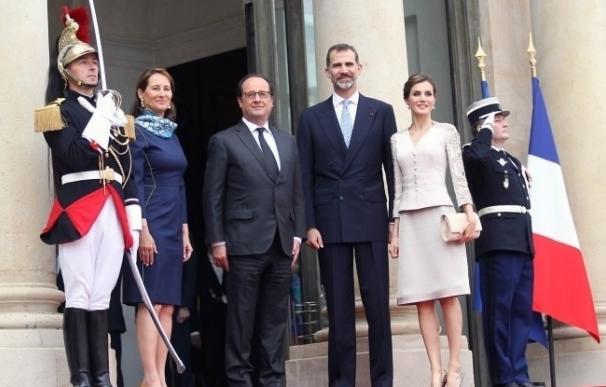 El protocolo convierte a Hollande y Royal en pareja anfitriona de los Reyes