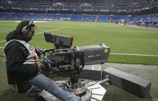 Un cámara en un partido de fútbol