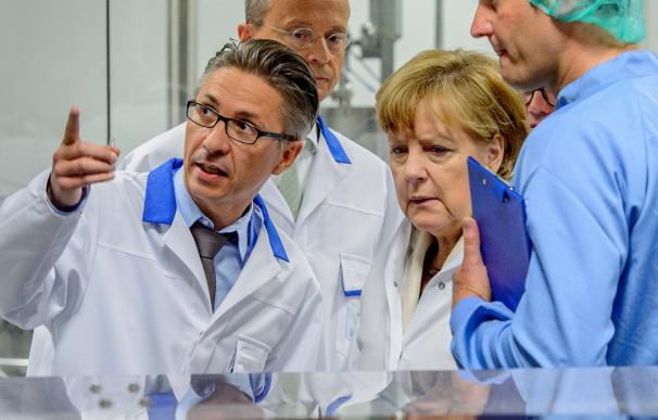 La canciller alemana, Angela Merkel, en una visita a una empresa farmacéutica en Frankfurt