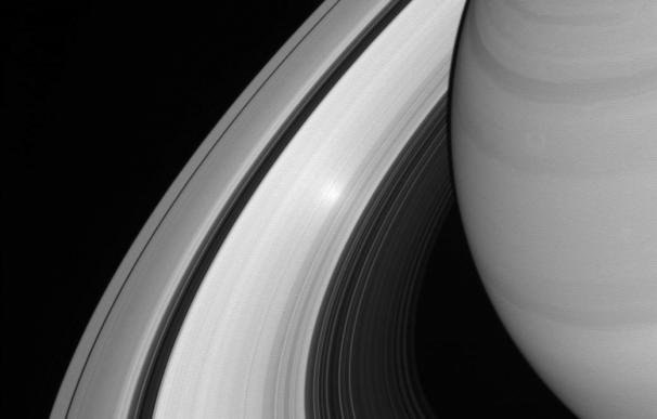 Un etéreo punto brillante aparece en el anillo B de Saturno