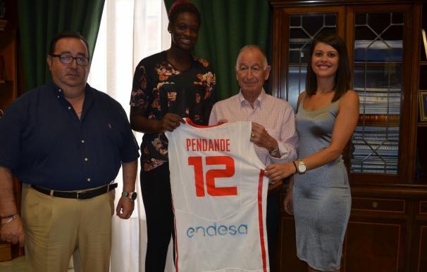 El presidente de la Diputación recibe a la campeona de baloncesto en el Europeo sub 16 Lola Pendande