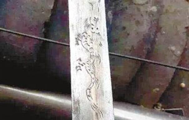 Un agricultor chino descubre una hoja de espada y la usa como cuchillo de cocina. Foto: Chongqing Evening News]