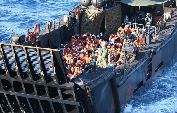 Embarcación con inmigrantes en aguas del Mediterráneo.