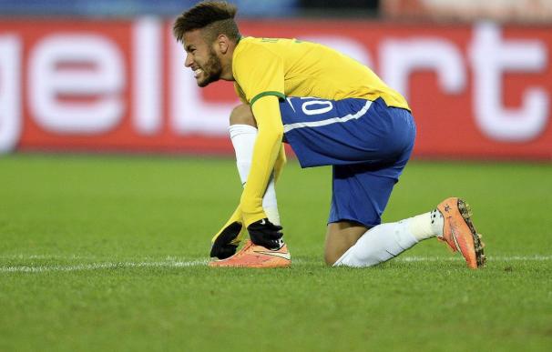 Neymar da un espectáculo bajo una intensa lluvia en un partido benéfico en Brasil