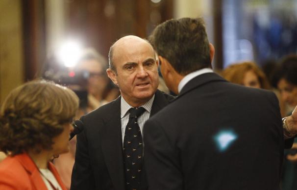Guindos dice que escucha las recomendaciones del Banco de España, aunque el Gobierno tiene su hoja de ruta