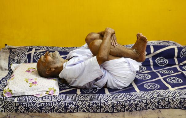 Swami Sivananda hace yoga.