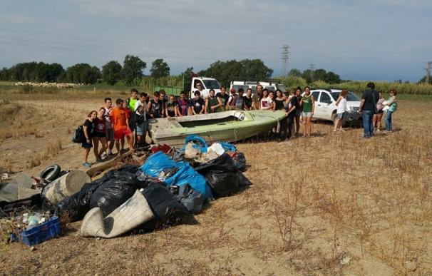 Una veintena de jóvenes participa en la limpieza de los Aiguamolls de l'Empordà