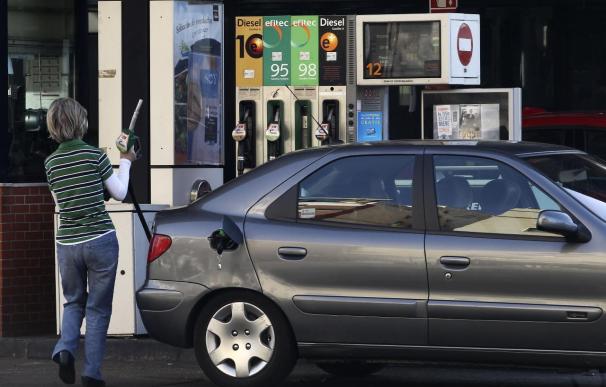 El precio de la gasolina disminuyó en octubre un 3,4% y el del gasóleo, un 3%, según la CNMC