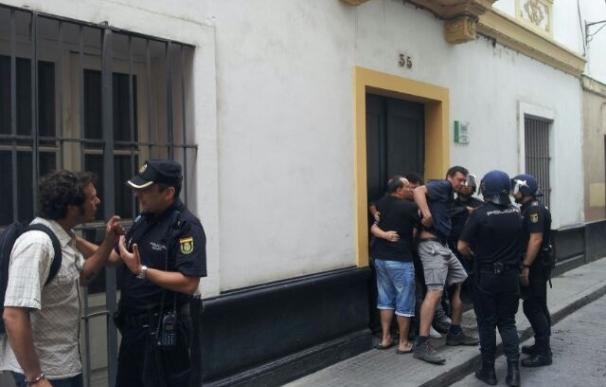 Desalojados concejales de 'Por Cádiz sí se puede' en un desahucio en el que ha mediado el alcalde