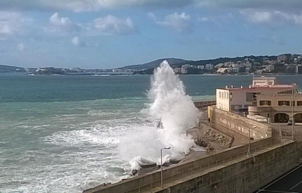 Protección Civil avisa por fuerte oleaje a Baleares y el Estrecho y por vientos al Pirineo