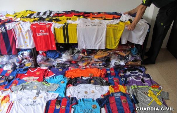 La Guardia Civil interviene 350 equipaciones de fútbol falsificadas en Benidorm