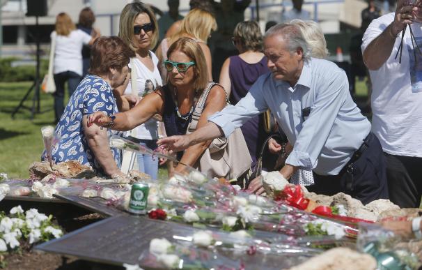 Comunidad y Ayuntamiento respaldan "y no olvidan" a las víctimas del accidente de Spanair en su octavo aniversario