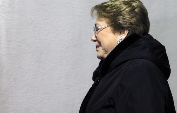 Bachelet reconoce que no goza de "confianza" pero asegura que está "buscando soluciones" para Chile
