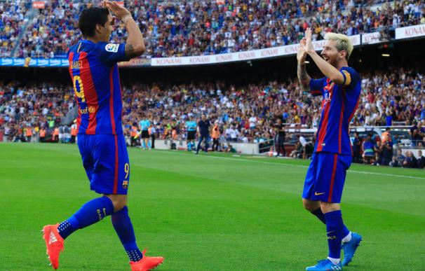 Luis Suárez y Messi celebran uno de los goles.