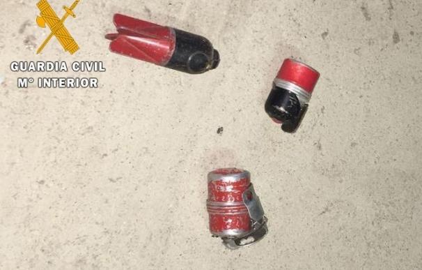 Un vecino de Flores de Ávila localiza tres artefactos explosivos cuando limpiaba el desván de su casa