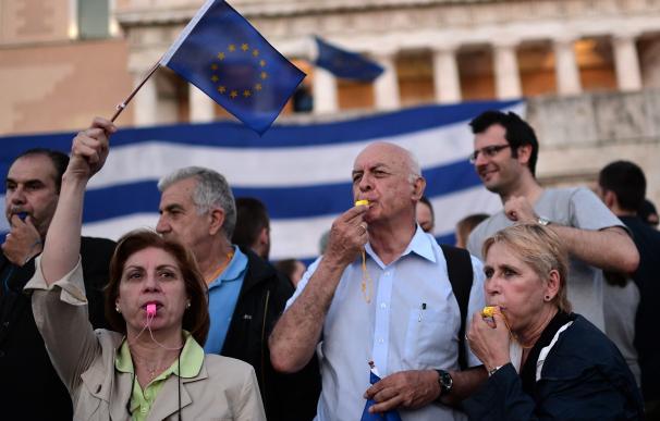 Decenas de griegos protestan delante del parlamento Nacional en Atenas, Grecia