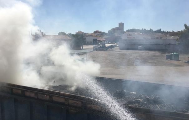 Un remolque cargado de basura se incendia en La Almarcha (Cuenca)