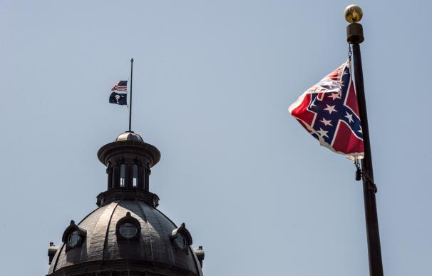 La bandera confederada ondea en Carolina del Sur tras la matanza de Charleston