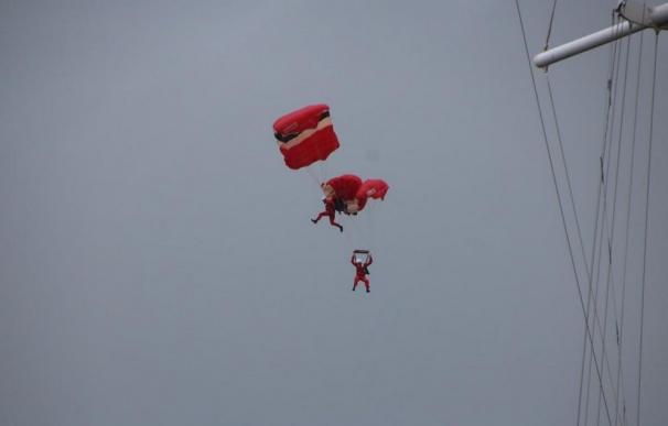 Un paracaidista rescata a un compañero en plena caída durante una exhibición en Inglaterra