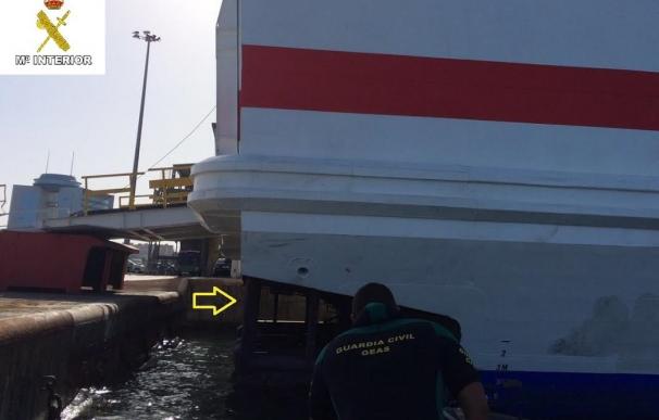 Descubiertos en Melilla dos polizones escondidos en el hueco de las turbinas de los motores del barco de Almería