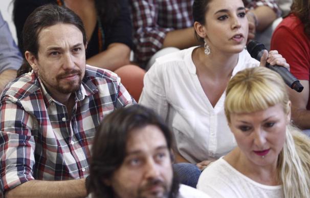El secretario general de Podemos, Pablo Iglesias, entre miembros de la dirección del partido.