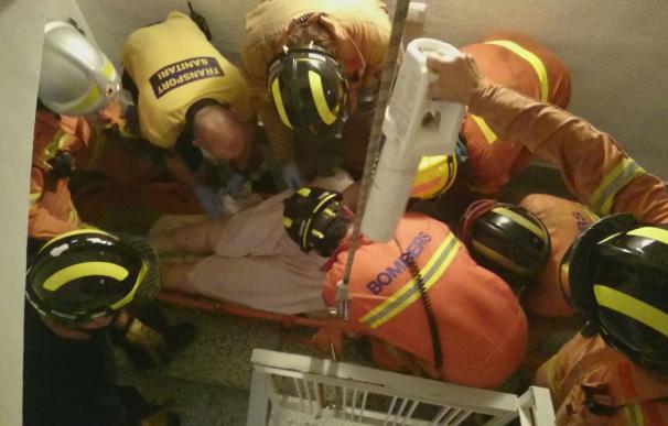 Bomberos rescatan a una mujer enferma con obesidad mórbida en una finca sin ascensor