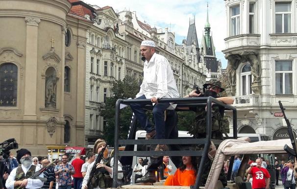 Investigan a un activista antimusulmán por simular una invasión de Estado Islámico en Praga