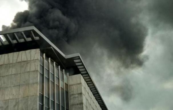 Un incendio en una de las torres de refrigeración de El Corte Inglés de Bilbao obliga a desalojar el edificio