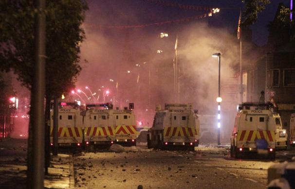 Ocho agentes heridos por disturbios en Belfast entre lealistas y la policía